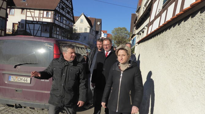 Bürgermeister Egon Betz (links), Landrat Joachim Walter (Mitte) und Wirtschaftsministerin Nicole Hoffmeister-Kraut bei der Ortsb
