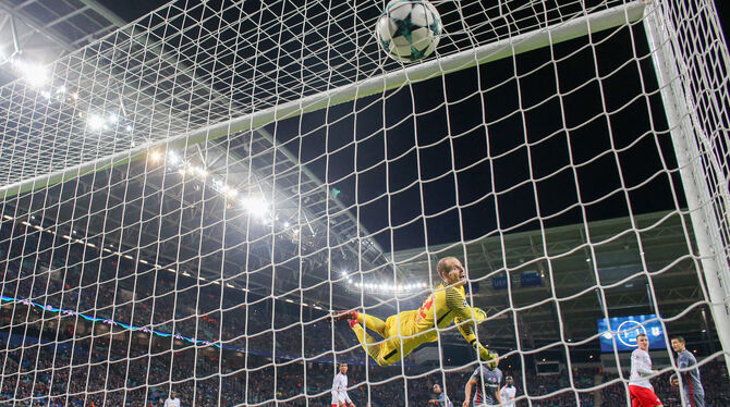 Mit Torwarthandschuhen gelang der Firma Reusch der Durchbruch. FOTO: DPA Mit Torwarthandschuhen gelang der Firma Reusch der Durchbruch. FOTO: DPA