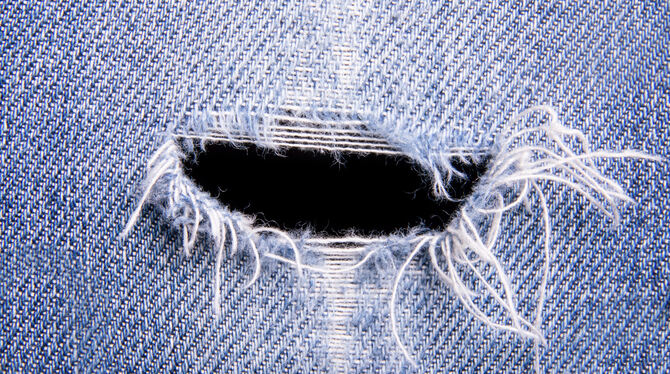 Cool oder eher ätzend? Wie auch immer: Löcher in Jeans sind »in«.  FOTO: DPA