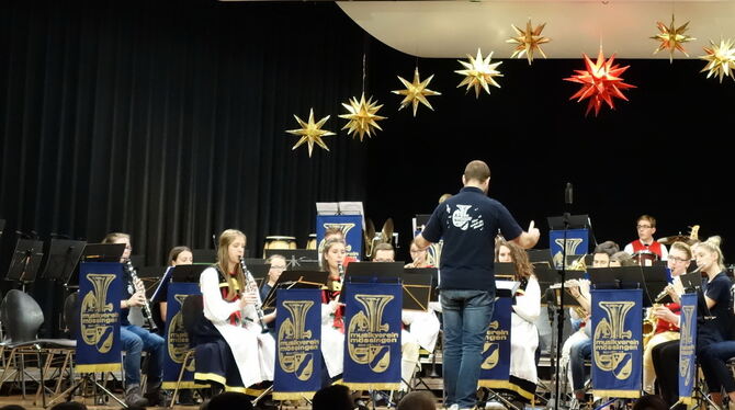 Musikalisch gelungener Auftritt bei der Winterfeier des Musikvereins Mössingen: Johannes Hammer und seine Music-Kids, das Jugend