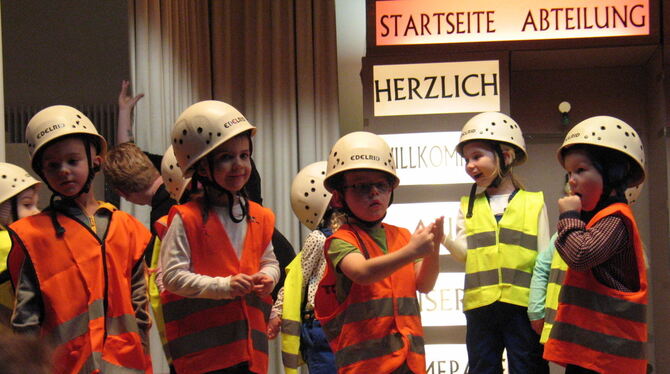 Die Mädchen und Jungs vom Kinderturnen bauten auf der Bühne kräftig mit an der Homepage des SV Erpfingen. FOTO: GEIGER