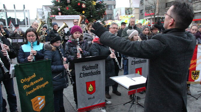 Stimmungsvolles Event: Das Weihnachtsliederspielen bietet die Gelegenheit, gemeinsam mit anderen zu singen.  FOTO: LEISTER