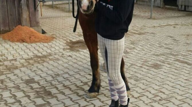 Patricia ist selbst begeisterte Reiterin und kennt sich auf dem Hof aus.  FOTO: ZMS