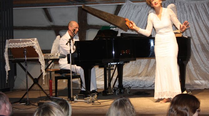 »Jesus war ein schwieriges Kind«: Ina Z als Engel ganz in Weiß mit Pianist Christopher Hahn bei der Weihnachtsrevue im Kusterdin