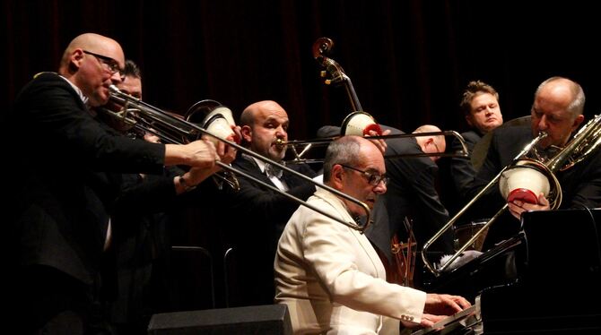 Überzeugte mit Können und musikalischer Durchschlagskraft: Das Glenn Miller Orchestra in der Reutlinger Stadthalle.  FOTO: SPIES