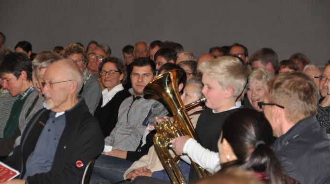 Zum Adventskonzert hatten die Bläser der Musikschule Pfullingen in die Thomaskirche eingeladen: Noah Leins spielte sein Euphoniu