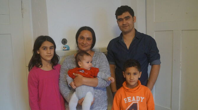 Auf dem Arm hat Adila Sherzai ihr jüngstes Kind, die in Deutschland geborene Lena. Umringt ist die afghanische Journalistin aus