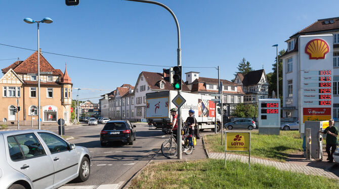 Hohes Verkehrsaufkommen zu Stoßzeiten: Ein Kreisel mit Bypass nach rechts Richtung Kusterdingen würde die Situation entschärfen