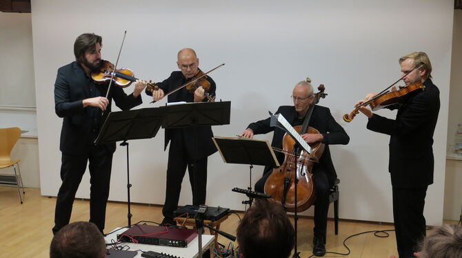 Den Beat in den Saiten, die Elektronik im Anschlag: Das Yellow String Quartet beim Auftritt im Kunstmuseum Spendhaus. Von links: