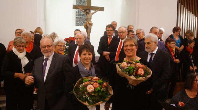 Blumen gab es zum Dank für die Chorleiterinnen Gaby Schiller, links, und Karin Unold.  FOTO: WURSTER