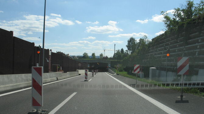 Einfahrt in den B-27-Tunnel bei Dußlingen Richtung Hechingen: Die linke Spur bleibt für Sicherungsarbeiten wohl bis 20. Dezember