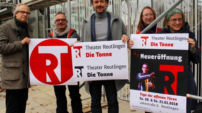 Präsentieren das neue »Tonne«-Logo (von links): Andreas Kissel (Agentur »b-werk«), Intendant Enrico Urbanek, Markus Berger (Gesc