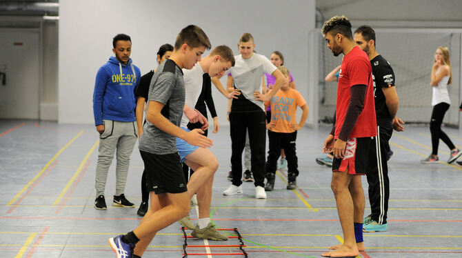 Koordination ist für Kickboxer sehr wichtig und wird mit Sprungkombinationen auf der am Boden liegenden Leiter trainiert.