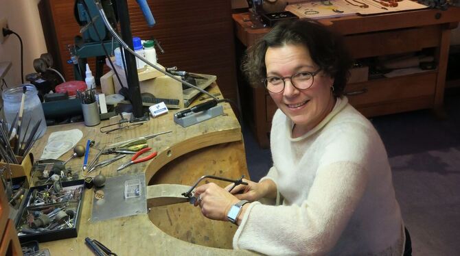 Barbara Thom-Kollross an ihrem Arbeitsplatz im Werkstattraum.  FOTO: KNAUER