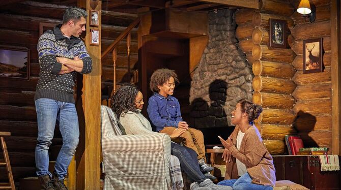 Rachel zusammen mit ihrer Schwester Nicki, ihrem Sohn Fletcher und ihrem Bodyguard Frank im Holzhaus – einer der beeindruckendst Rachel zusammen mit ihrer Schwester Nicki, ihrem Sohn Fletcher und ihrem Bodyguard Frank im Holzhaus – einer der beeindruckendst