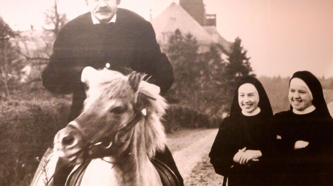 Grieshaber beim »Osterritt« 1963 mit Nonnen des Klosters Sießen.