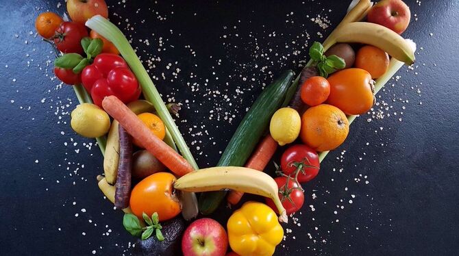 Bunt und gesund: Veganer essen meist viel Obst und Gemüse. Sie müssen sich aber auch vor Mangelernährung schützen. FOTO: ZMS