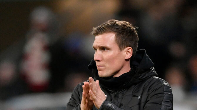 Beten wird gegen den FC Bayern kaum reichen: Stuttgarts Trainer Hannes Wolf. FOTO: DPA
