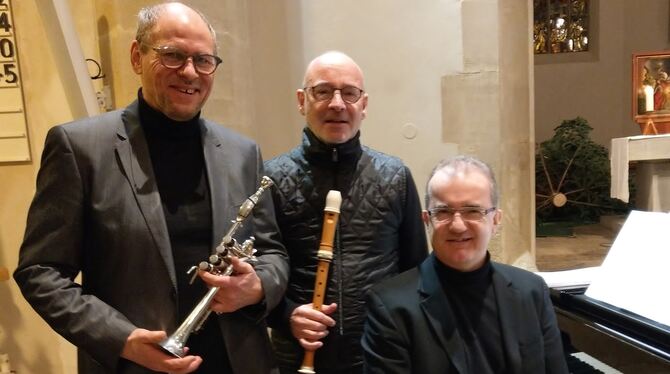 Sorgten als Trio für besonders feine Weihnachtsstimmung in der gut gefüllten Dettinger Stiftskirche: Matthias Beck, Hans-Jürgen