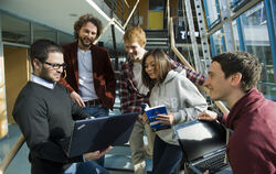 Studenten der ESB freuen sich über das sehr gute Abschneiden der Reutlinger Hochschule im Bereich BWL. FOTO: HOCHSCHULE