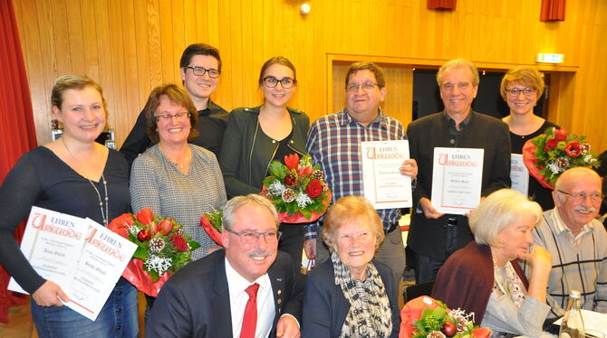 Mitgliederehrung beim TuS Honau: der Vorsitzende Thomas Epple mit Hedwig Thumm (vorn sitzend, von links), dahinter Anja Glück (v