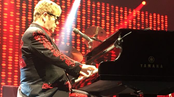 Elton John im Glitzer-Frack: Das Outfit ist nicht mehr so schrill wie früher, doch auf der Bühne lässt er es immer noch krachen.