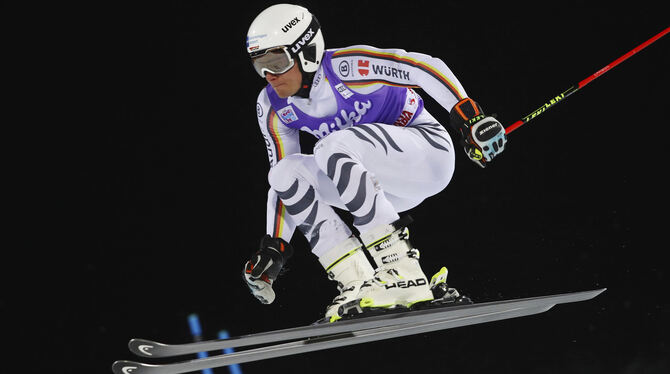 Mit nur einem Stock war nichts zu holen: Alexander Schmid. FOTO: DPA