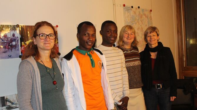 Ziehen im x-change-Projekt an einem Strang (von links): Sibylle Hahn (Diakonie Württemberg), die ivorischen Studenten Brahima "I