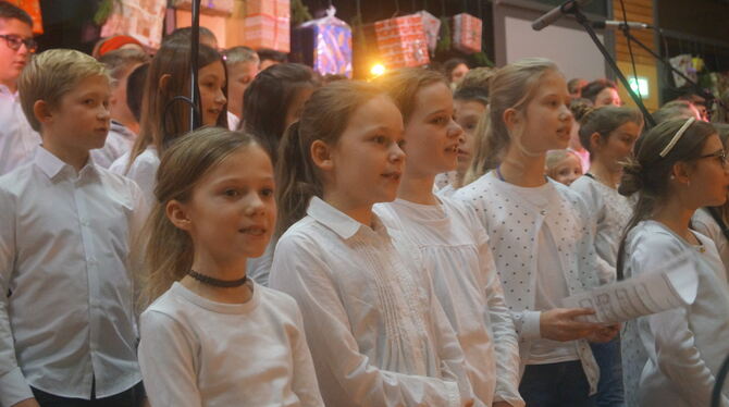 Allein etwa 150 junge Sänger zählt der Unterstufenchor des Klassen fünf und sechs, der beim Weihnachtskonzert des Gymnasiums Mün