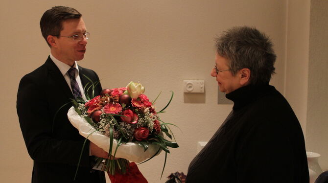 Bürgermeister Christoph Niesler verabschiedete Büchereileiterin Jutta Lang.  FOTO: MA