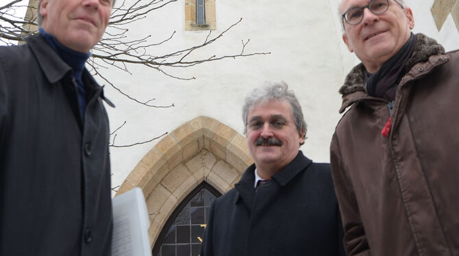 Architekt Eberhard Wurst, Pfarrer Hans-Martin Fetzer und Kirchenpfleger Gunter Haux (von links) vor dem sanierungsbedürftigen Tu