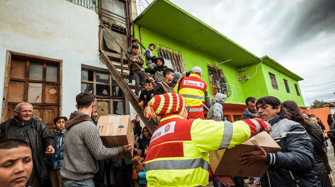 Die Johanniter waren auf Hilfe vor Ort bei der Verteilung der Päckchen angewiesen.  FOTO: JOHANNITER