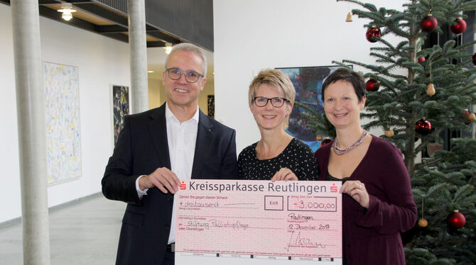 Spende für die Stiftung Palliativpflege (von rechts): Stiftungsvorsitzende Susanne Friess, Schatzmeisterin Heike Hausner und der