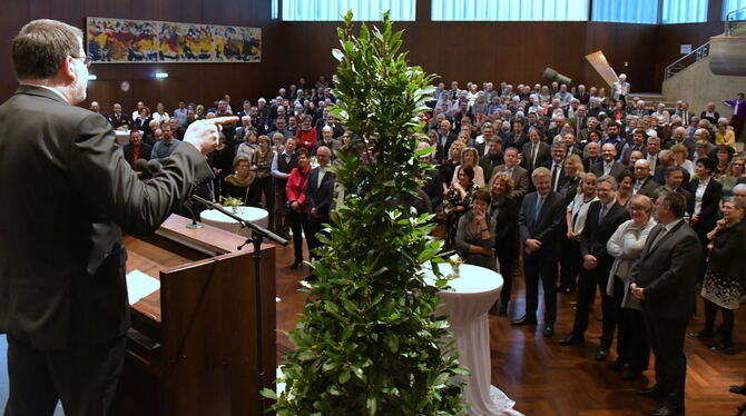 Metzinger Neujahrsempfang: Oberbürgermeister Ulrich Fiedler spricht in der gut gefüllten Stadthalle.  FOTOS: MEYER