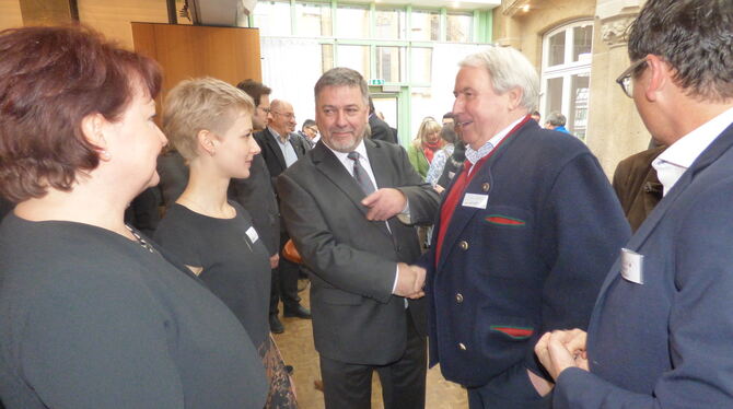 Neujahrsempfang Dettingen: Bürgermeister Michael Hillert (Mitte) begrüßt zusammen mit seiner Frau Renate und seiner Tochter Nadi