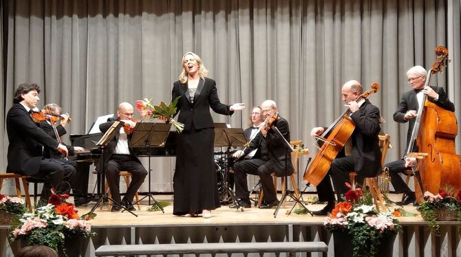 Das Johann Strauss Festival Orchester unter der Leitung von Konzertmeister René Kubelik (links). Die Sopranistin Jacqueline Nopa