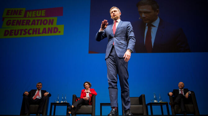 Eindeutig im Mittelpunkt: FDP-Chef Christian Lindner beim Dreikönigstreffen. Hinter ihm sitzen (von links) Hans-Ulrich Rülke, Ni
