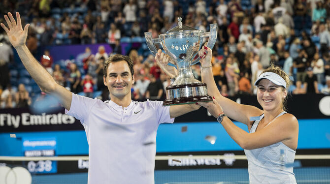 Belinda Bencic und Roger Federer aus der Schweiz freuen sich über ihren Sieg beim Hopman Cup.  FOTO: DPA