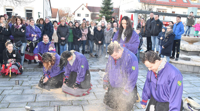 Zigeuner-Hexen stauben ab. FOTO: MAR Zigeuner-Hexen stauben ab. FOTO: MAR