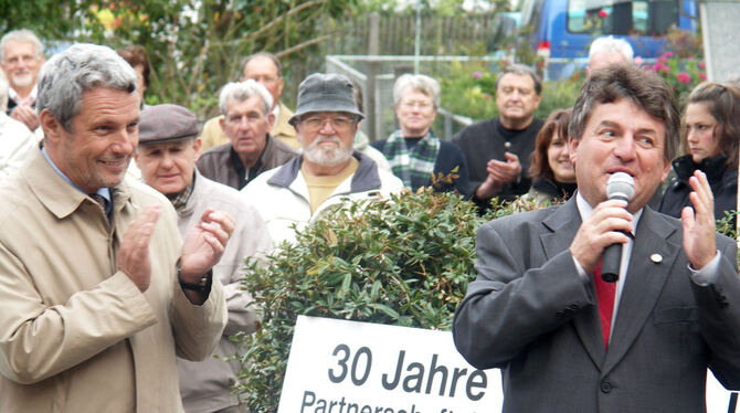 Vor zehn Jahren: Bürgermeister Bernhard Knauss applaudiert seinem Kollegen Josef Loos aus Illmitz.  ARCHIVFOTO: LAN