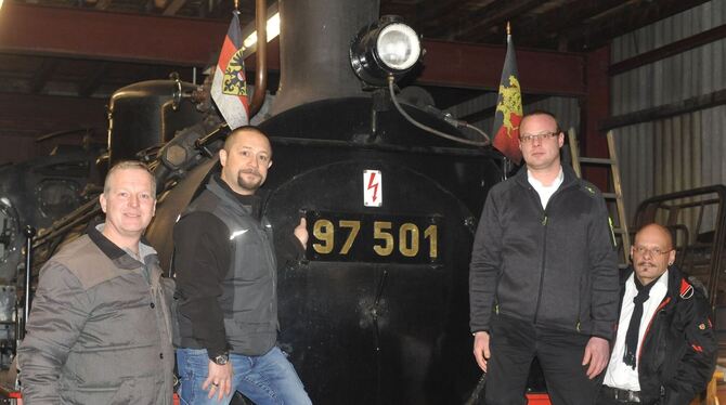 Freuen sich auf den besonderen Einsatz der Zahnraddampflok 97 501 (von links): Ralf Stoll und Mario Dürr vom Verein Zahnradbahn