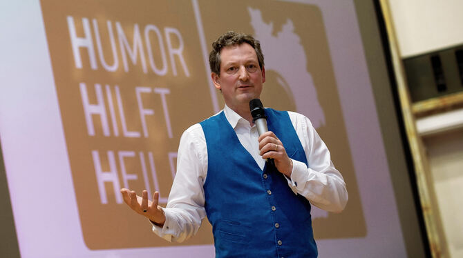 »Humor muss man ernst nehmen«: Eckart von Hirschhausen bei seinem Vortrag »Humor hilft heilen« im Festsaal der Uni Tübingen.  FO