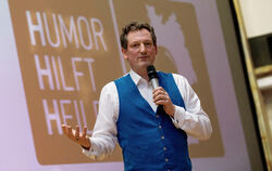 »Humor muss man ernst nehmen«: Eckart von Hirschhausen bei seinem Vortrag »Humor hilft heilen« im Festsaal der Uni Tübingen.  FO