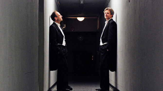 Die Pianisten Andreas Grau (links) und Götz Schumacher.  FOTO: DIETMAR SCHOLZ