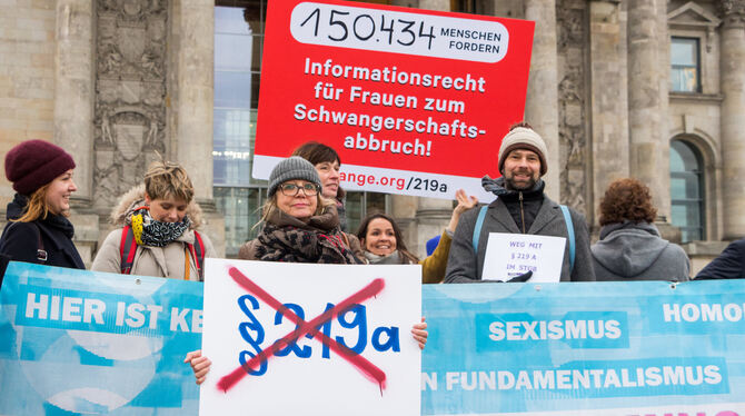 Unterstützerinnen der Gießener Ärztin Kristina Hänel demonstrierten im Dezember für die Abschaffung des Paragrafen 219a.  FOTO: