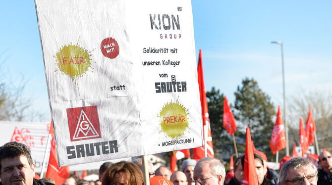 Mitarbeiter anderer Betriebe solidarisierten sich bei der Demonstration mit den Beschäftigten von Sauter Feinmechanik.  FOTO: PI