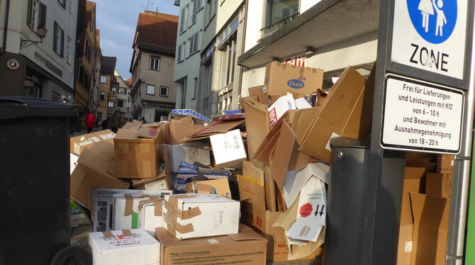 Kartons und Altpapier zuhauf: In der Tübinger Neckargasse führten alte Gewohnheiten zu Fehlverhalten.  FOTO: LENSCHOW