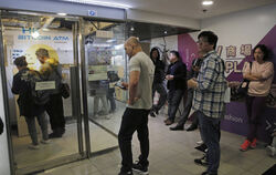 Automaten für den Bitcoin-Handel wie in Hong Kong sucht man hierzulande vergebens.  FOTO: DPA