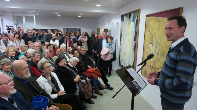 Der Sammler Bert Wagner (rechts) spricht bei der Eröffnung der Ausstellung in der gedrängt vollen Galerie Maas.  FOTO: KNAUER