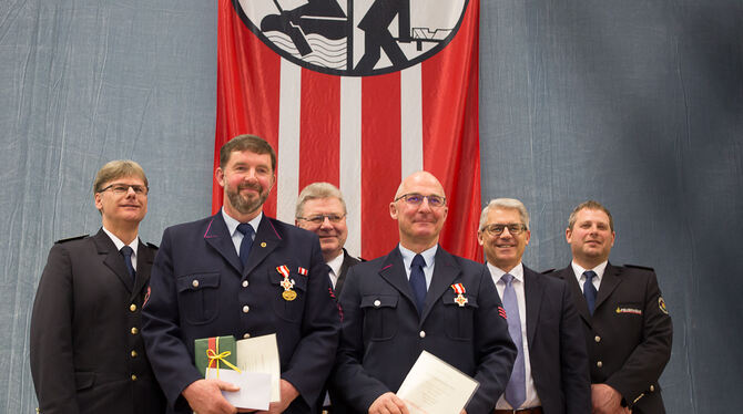 Ehrungen bei der Feuerwehr Hohenstein (von links): Kreisbrandmeister Wolfram Auch, Waldemar  Schnitzer, Gunther Hespeler vom Kre